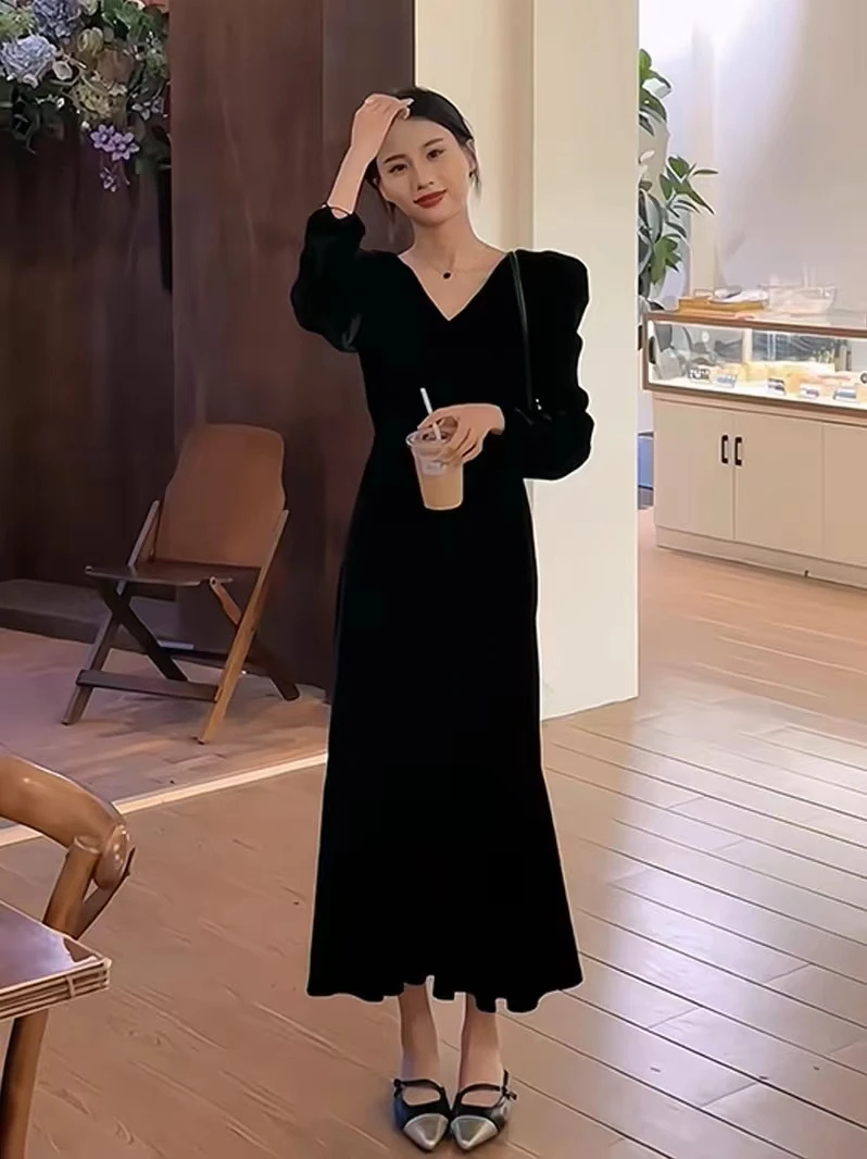 2024法式黑色丝绒长袖连衣裙秋冬装V领高级感气质名媛鱼尾长裙