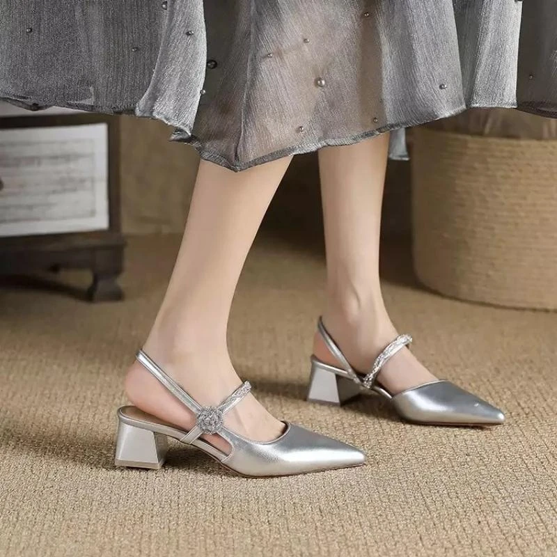 银色包头凉鞋女2025夏季新款粗跟后空单鞋配裙子气质尖头高跟鞋女