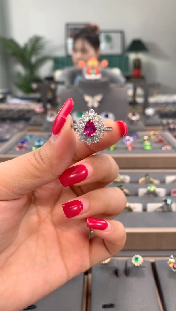 【闪购商品】红宝石戒指18K金镶嵌红宝石戒指