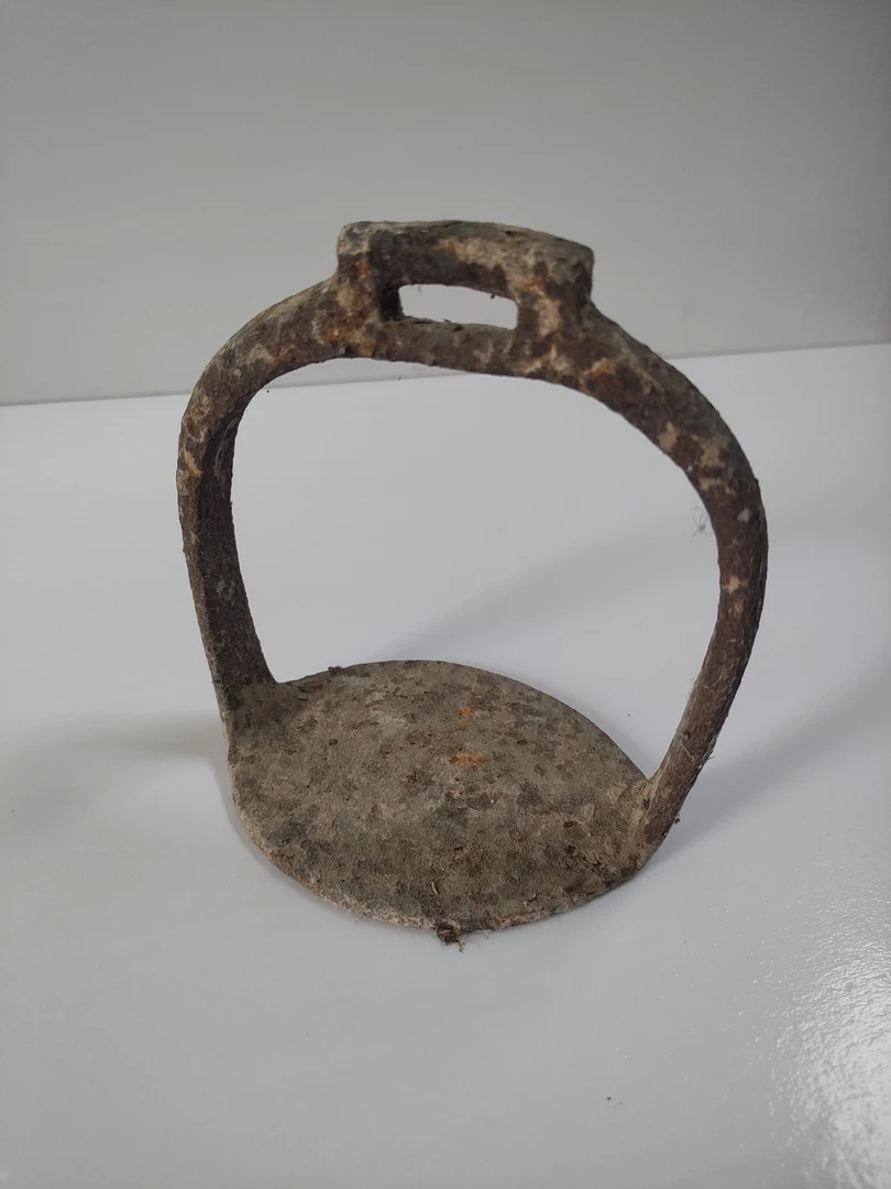 铁艺马蹬子一个，