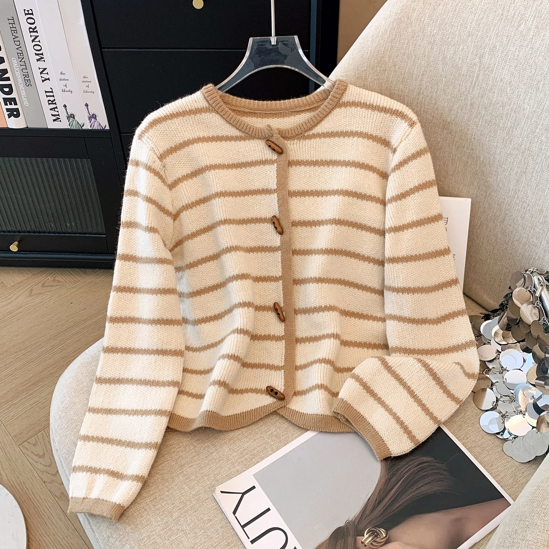 复古牛角扣条纹毛衣外套女秋季小个子穿搭慵懒高级感韩系针织开衫