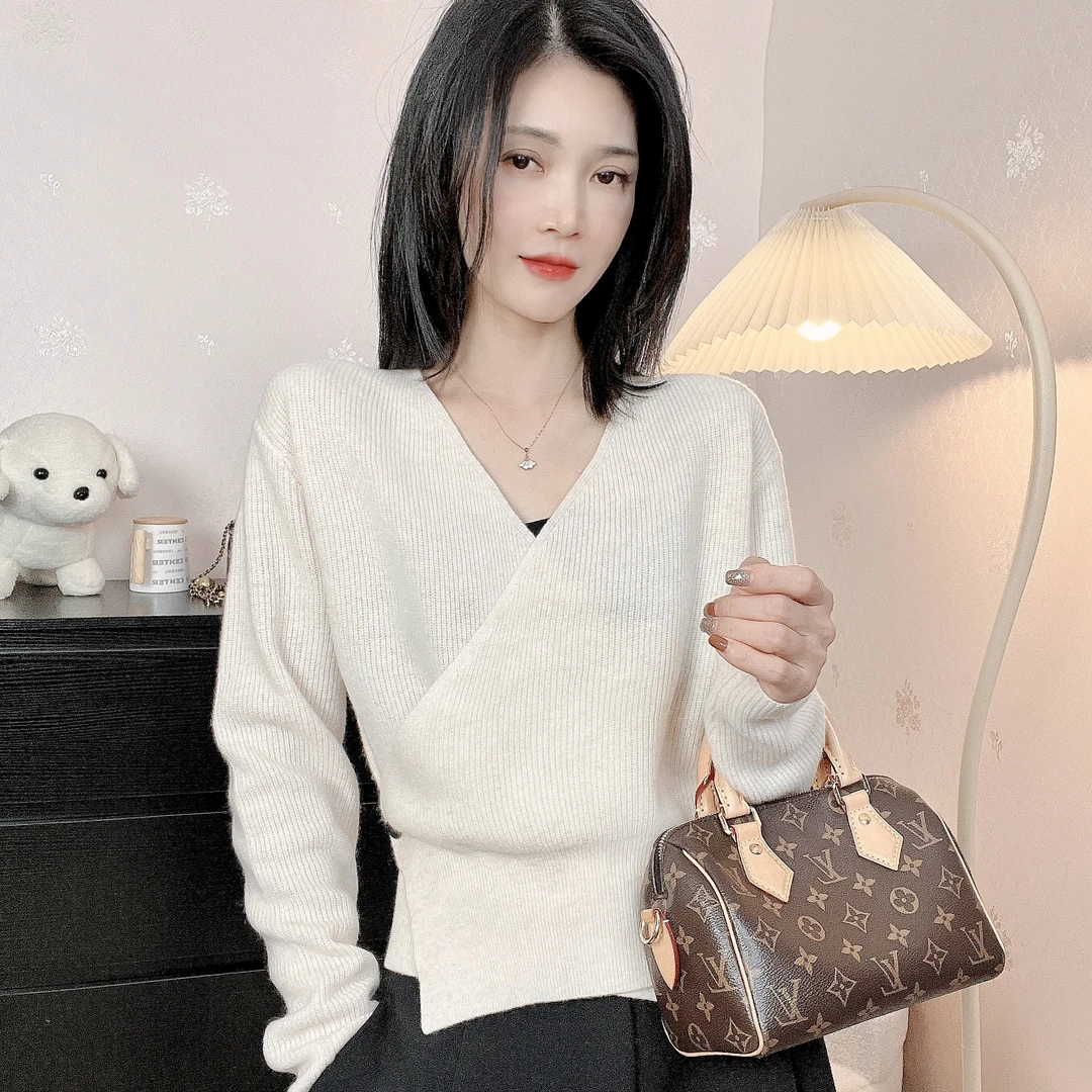 单扣交叉领羊毛衫女时尚百搭气质显瘦女装长袖设计感秋冬针织v领