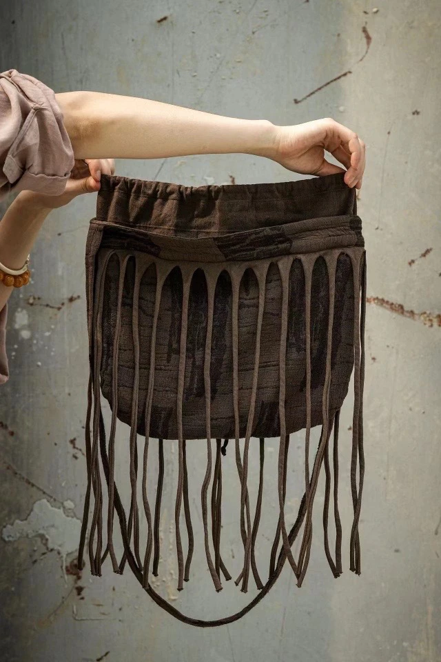 疯子张24秋款流苏小众挎包做旧系扣提花复古单肩包#08356