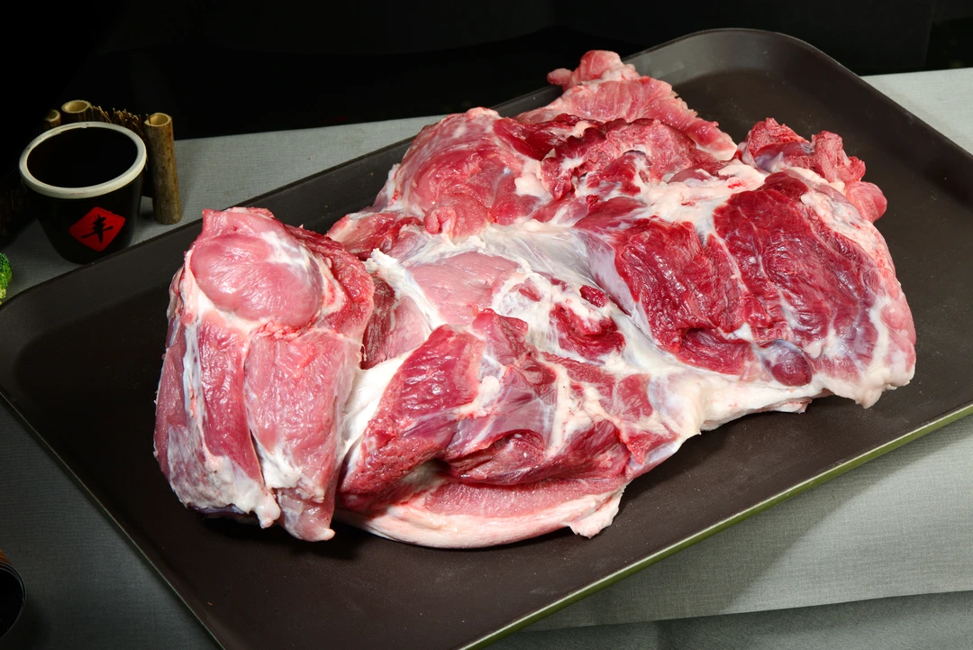 前腿肉 现场称重一单一拍东北笨猪散养顺丰真空速冻发货