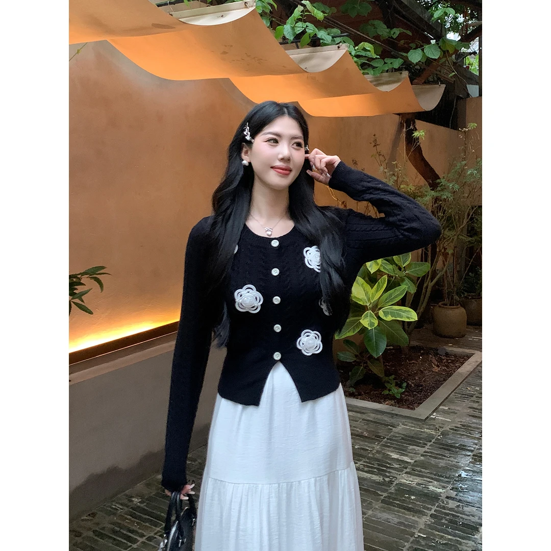 【花香女孩】多多2024秋季新款显瘦立体珠绣花朵撞色长袖毛织上衣女