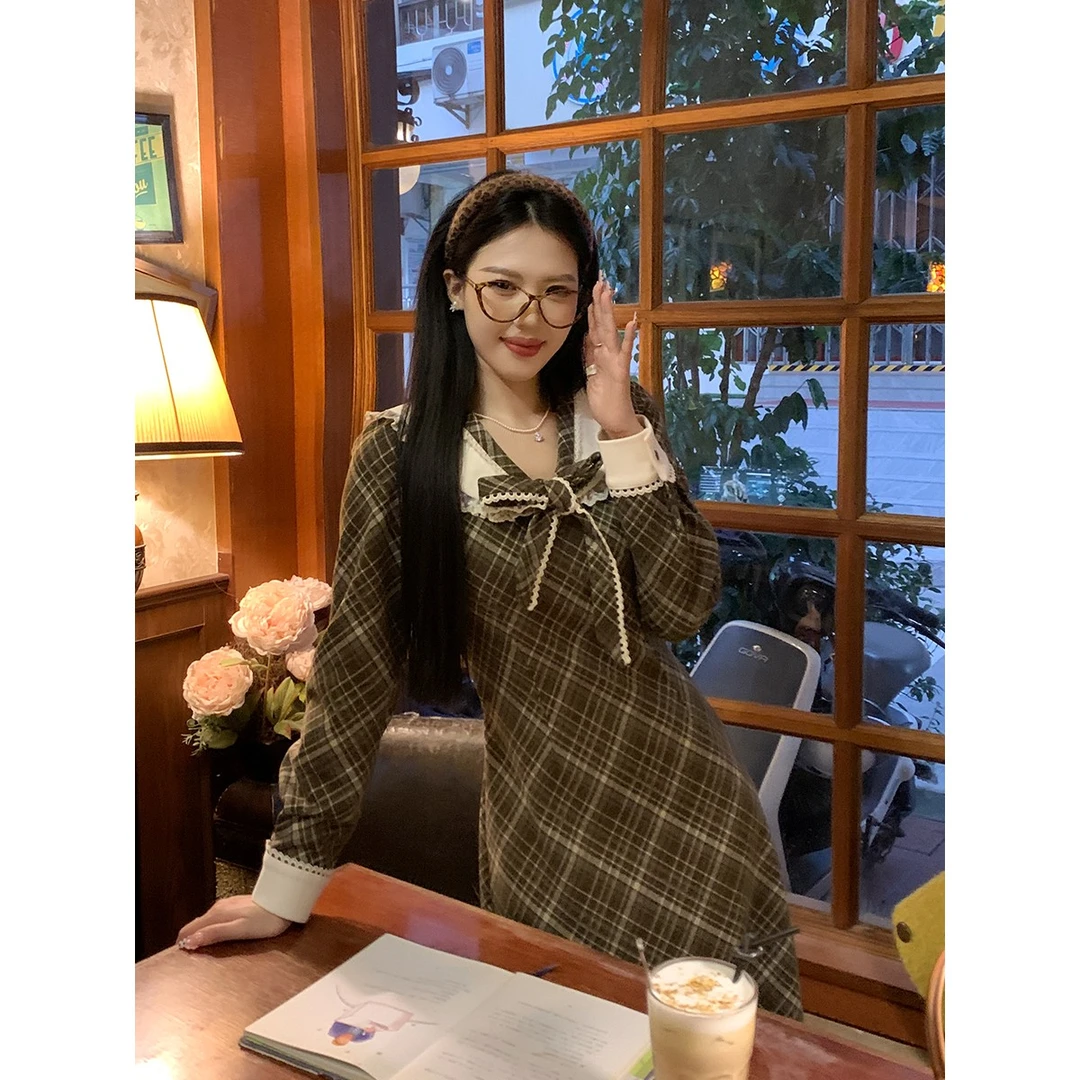 【佩斯画展】多多2024秋冬新款蝴蝶结撞色拼接复古格子海军领连衣裙