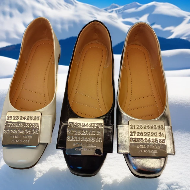 歌仑贝尔2024年春夏，金属大扣，平底包子鞋，软底软面舒适时尚百搭