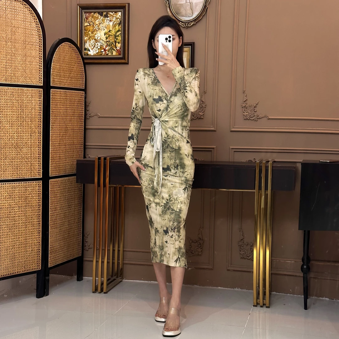 气质女人味轻奢V领绑带长袖翠竹黄花显瘦包身修身百搭开衩连衣裙