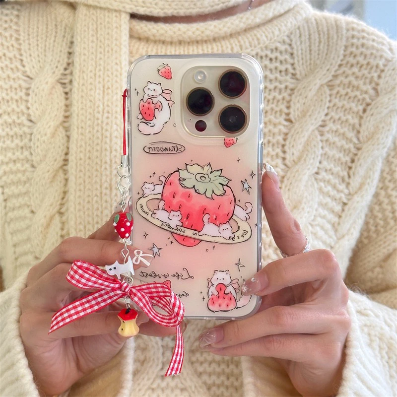 可爱卡通草莓猫咪挂坠适用iphone16Promax苹果14手机壳13双层磨砂