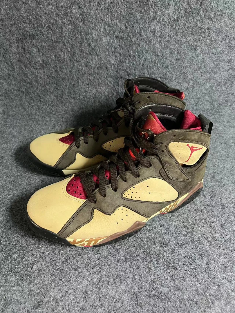 44码 AJ7 高帮篮球鞋 成色新 （有一只鞋标损坏）