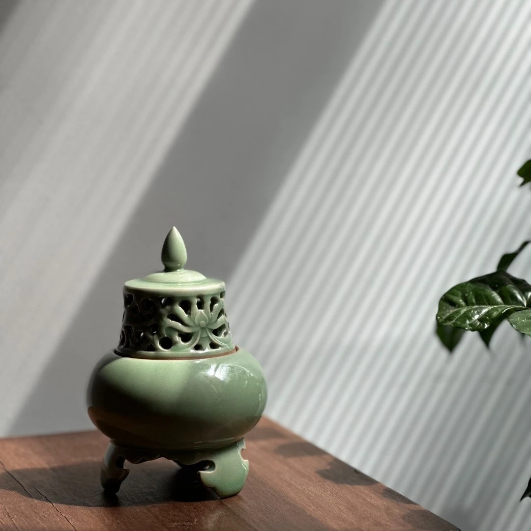 龙泉王林强青瓷陶瓷手工梅子青三足炉禅意茶道复古茶桌书房雅器
