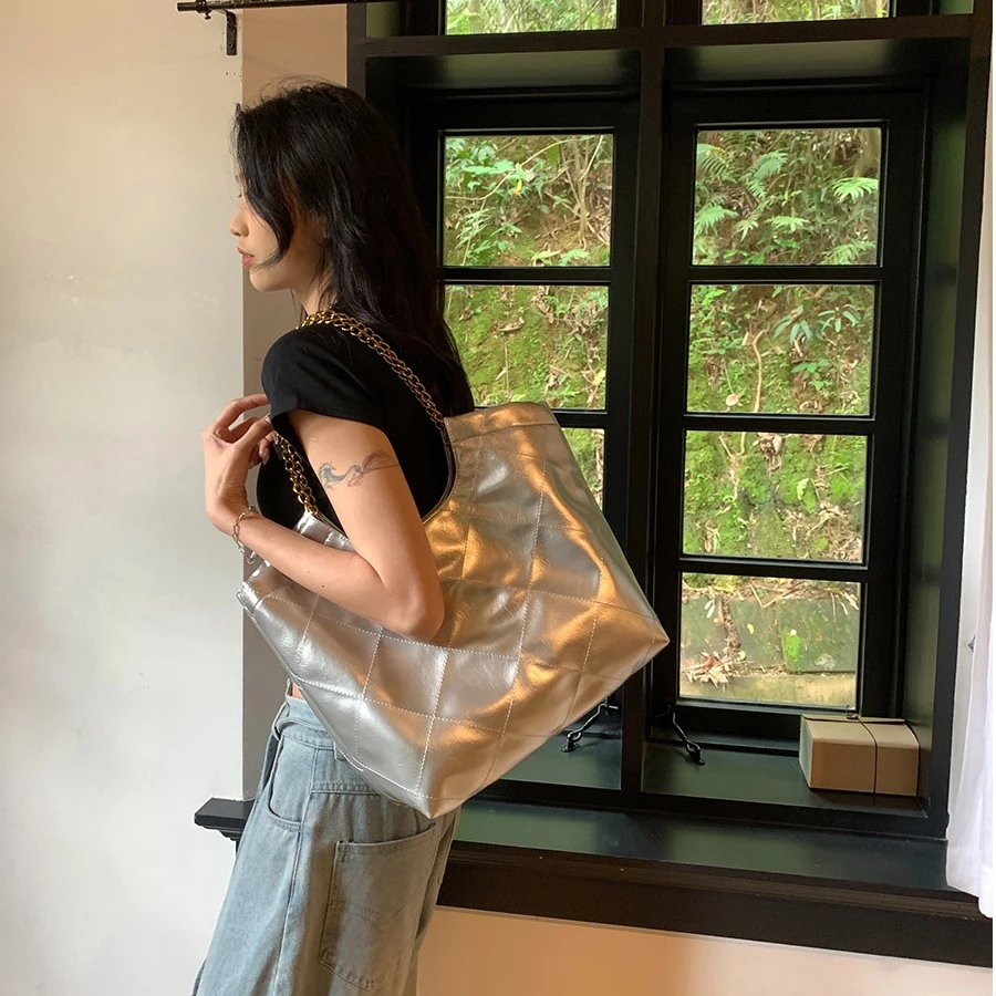 休闲软面通勤大容量包包女2023新款流行百搭链条单肩包时尚托特包