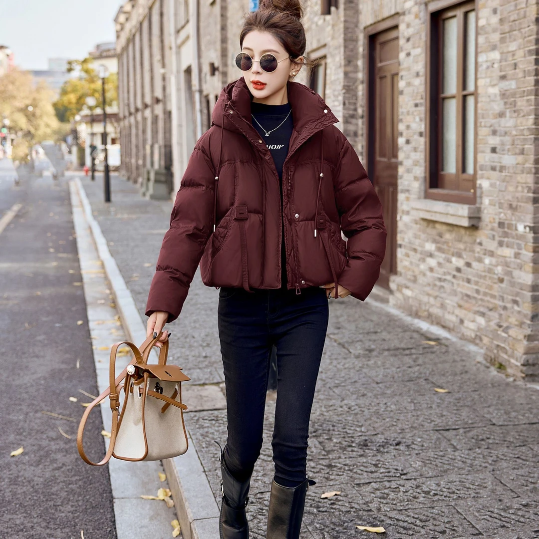 高端短款超好看连帽羽绒服2025女冬新款白鸭绒立领洋气酒红色外套