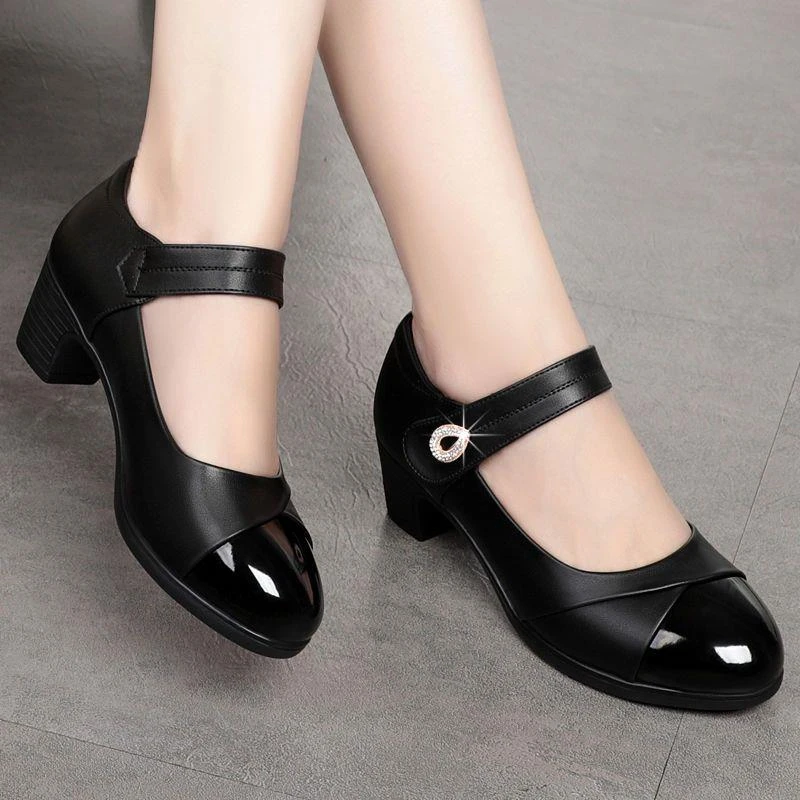 时尚舒适软底中年妈妈广场舞鞋真皮百搭中跟一字扣带黑色女单鞋