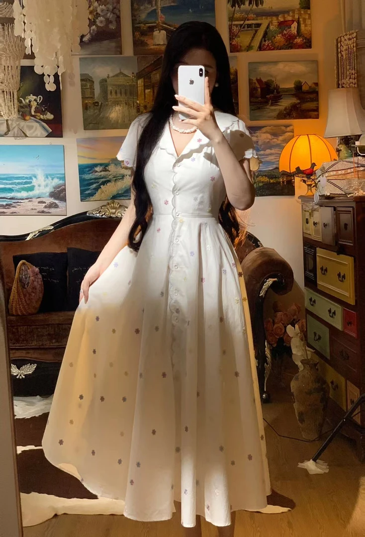 清仓《一眼就记住的裙子》法式赫本风纯白刺绣可开襟显瘦连衣裙J105