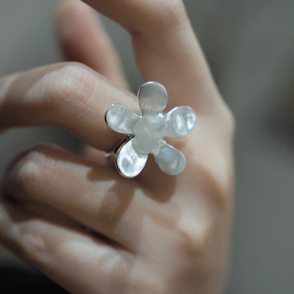 925银戒指 花朵造型少女亮面百搭清新可爱磨砂甜美重工款可调节戒