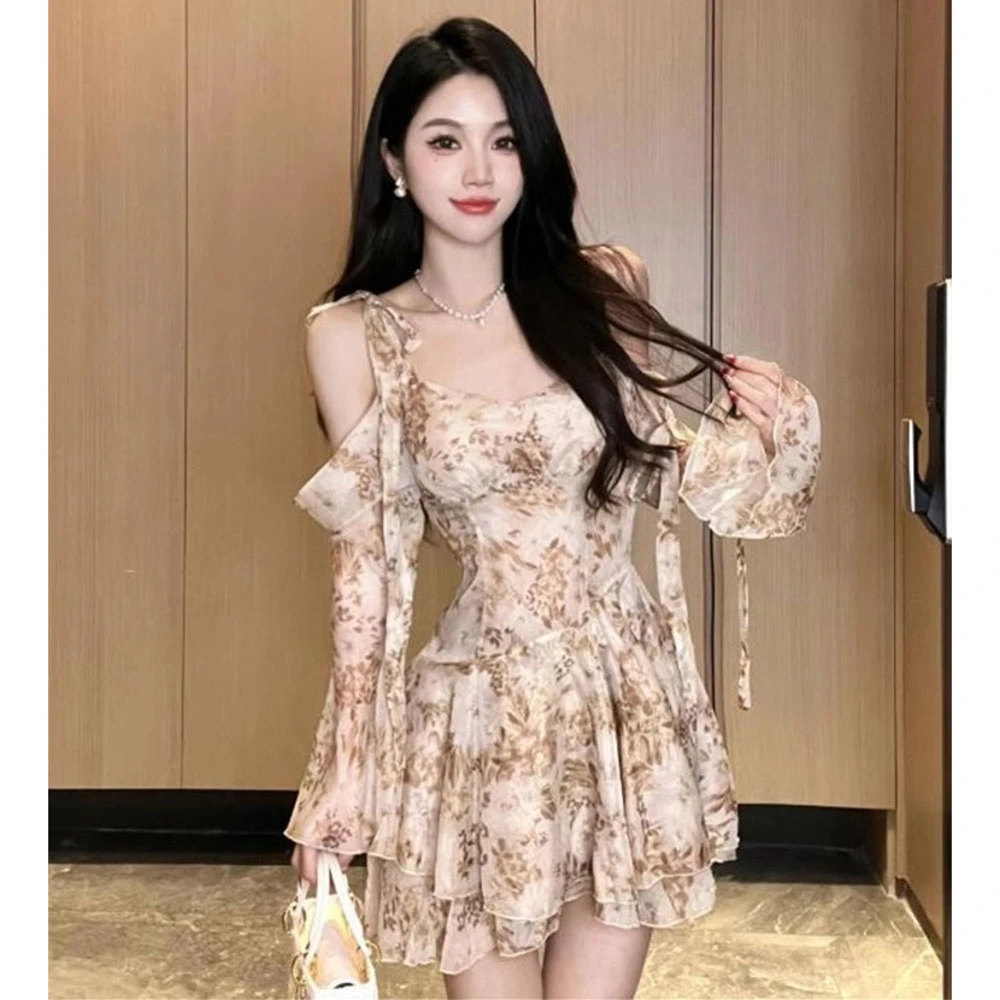 法式露肩碎花连衣裙女春季新款气质甜辣收腰显瘦长袖仙女吊带裙子