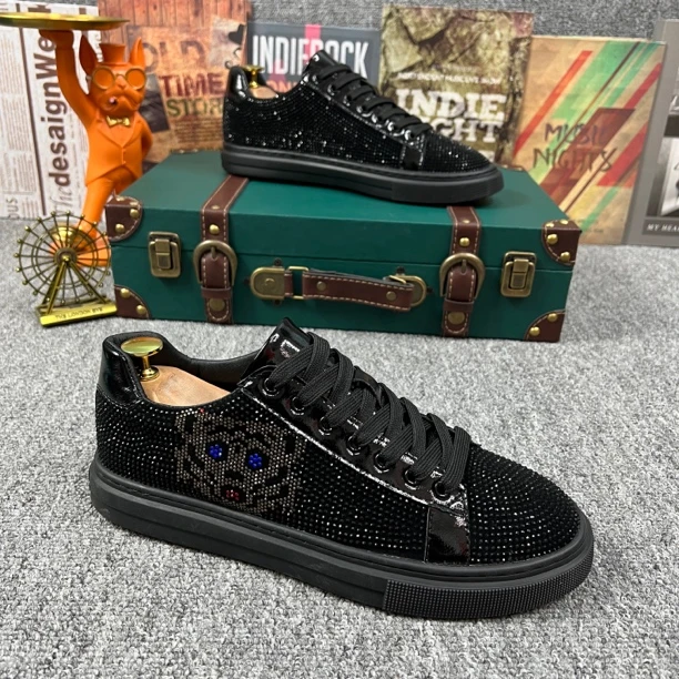 欧洲站春秋季新款男鞋轻奢软底百搭板鞋男烫钻潮流休闲鞋男潮鞋男