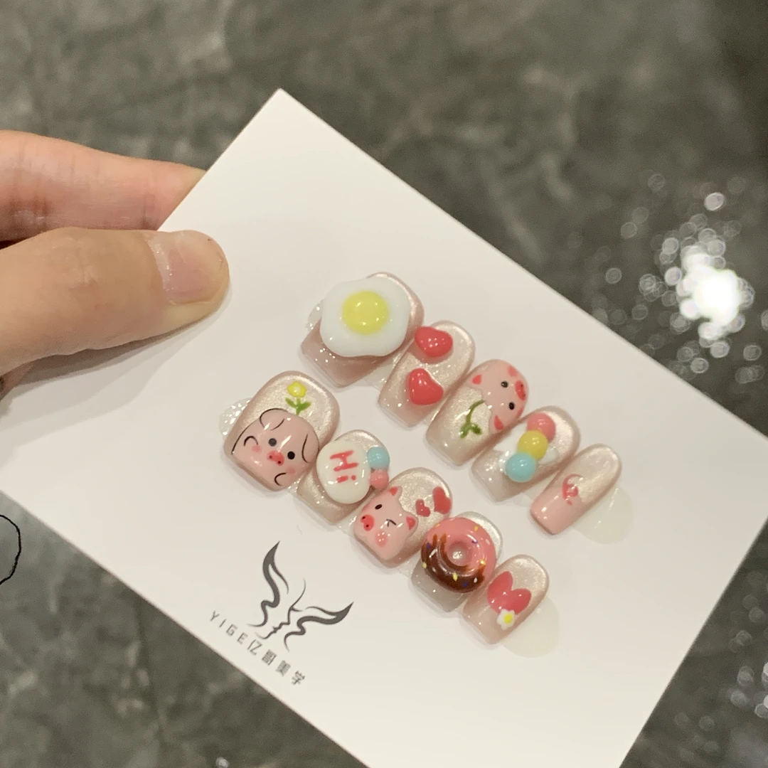 现货亿哥-【小猪佩佩】- 设计师纯手绘重工款雕花纯手工穿戴美甲