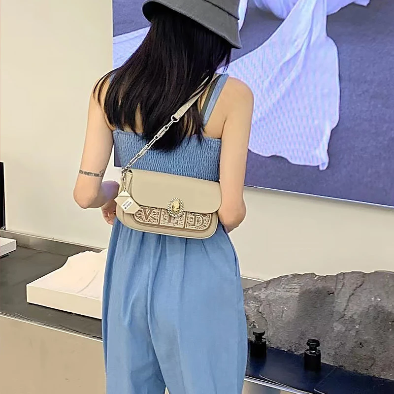 希哥家 新款单肩斜挎时尚刺绣复古百搭链条法棍包 9835