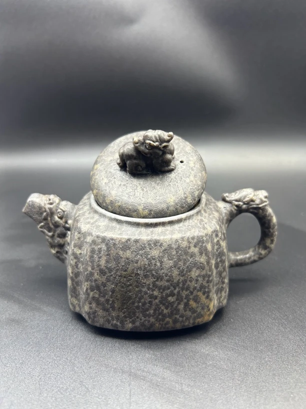 冰碛岩豹纹四方龙尊壶 容量180毫升左右