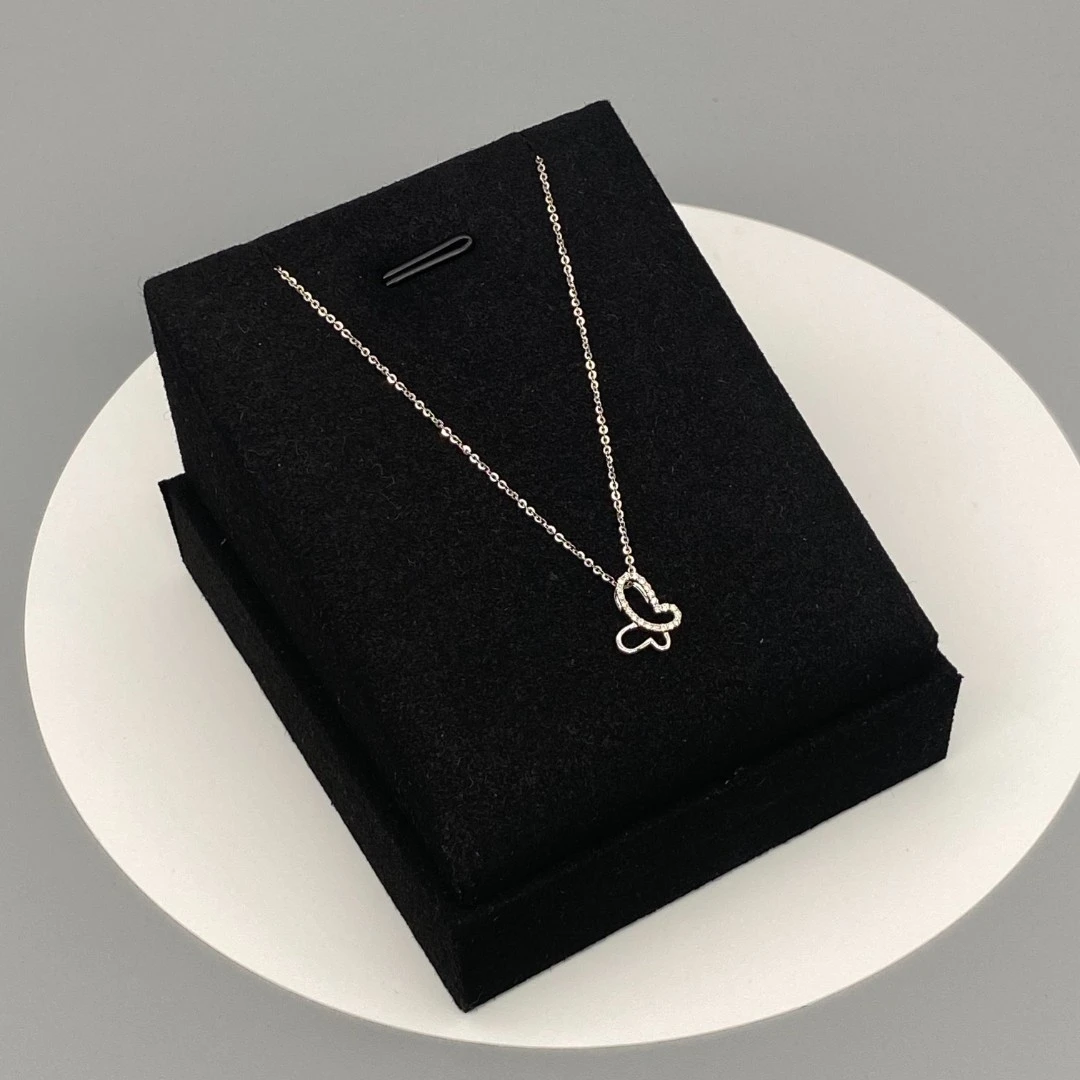 18K白 钻石镂空蝴蝶吊坠（不含链）时尚百搭镂空造型搭配闪耀钻石