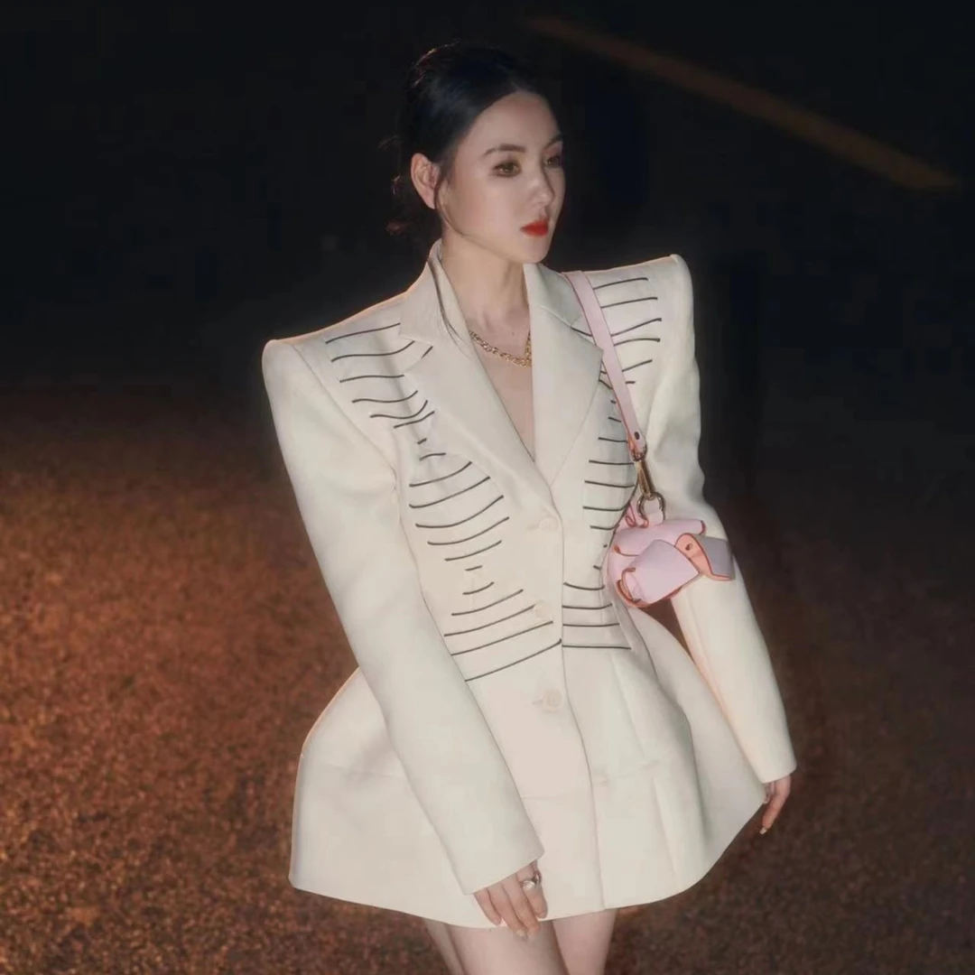 张千万xSIQI.Z秋冬白色廓形西装外套双排扣百搭女AW22BLA4