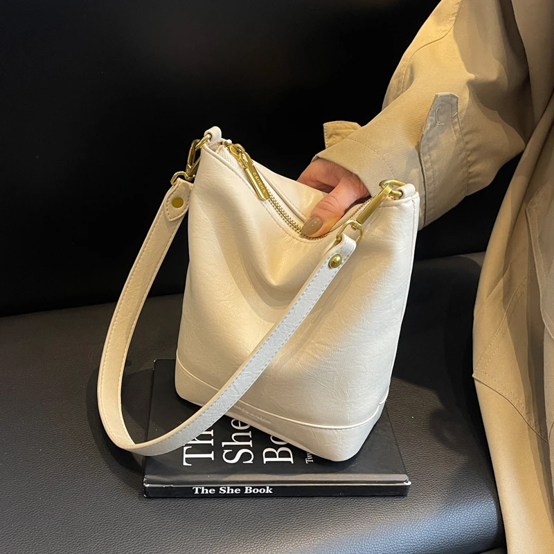 小众高级感女士时尚洋气百搭单肩包水桶包休闲小简约斜跨小包包