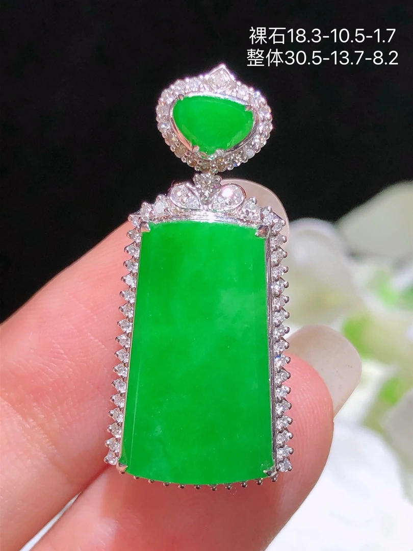 天然缅料翡翠A货，阳绿无事牌吊坠，18K金镶钻通透精美挂坠精致