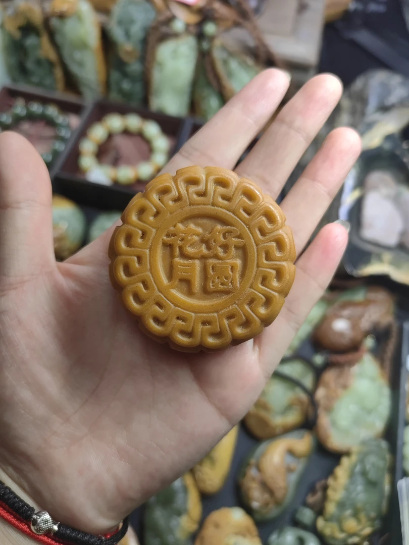 透闪石质玉皮子料手把月饼