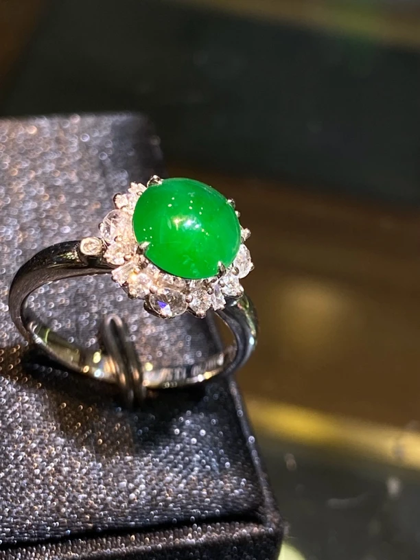 18k金加南非钻镶嵌的戒指