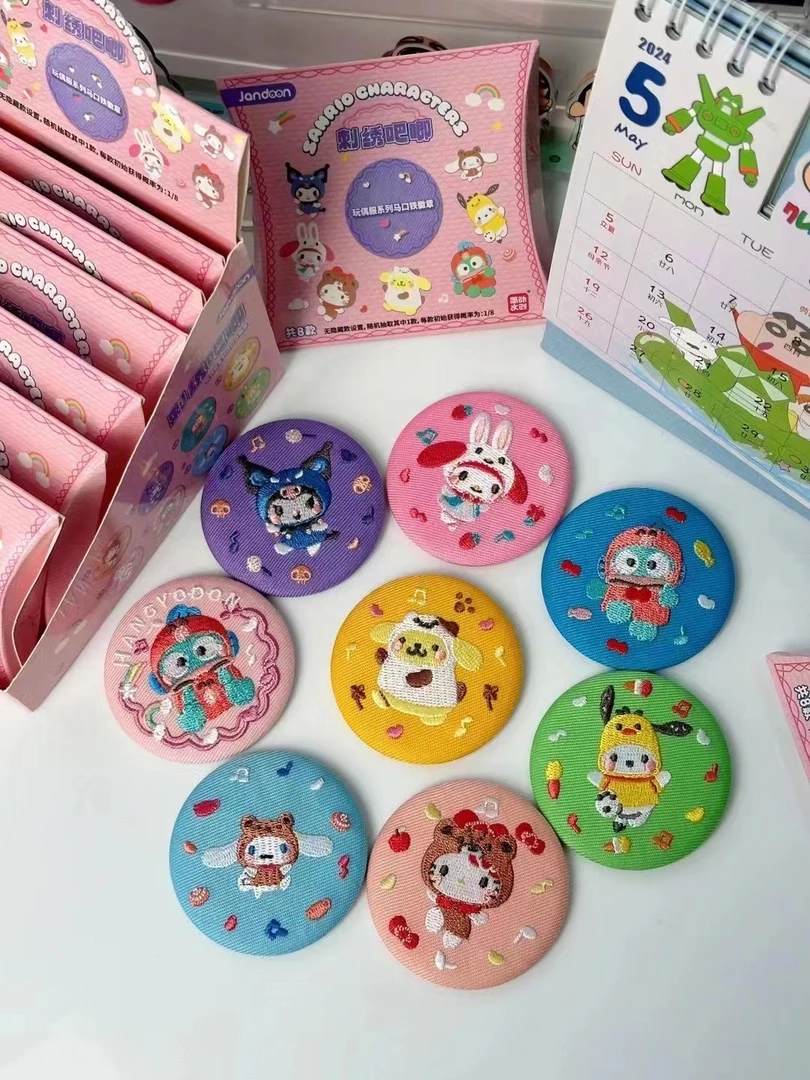 简动文创 三丽鸥刺绣吧唧玩偶服系列马口铁徽章  【代拆】