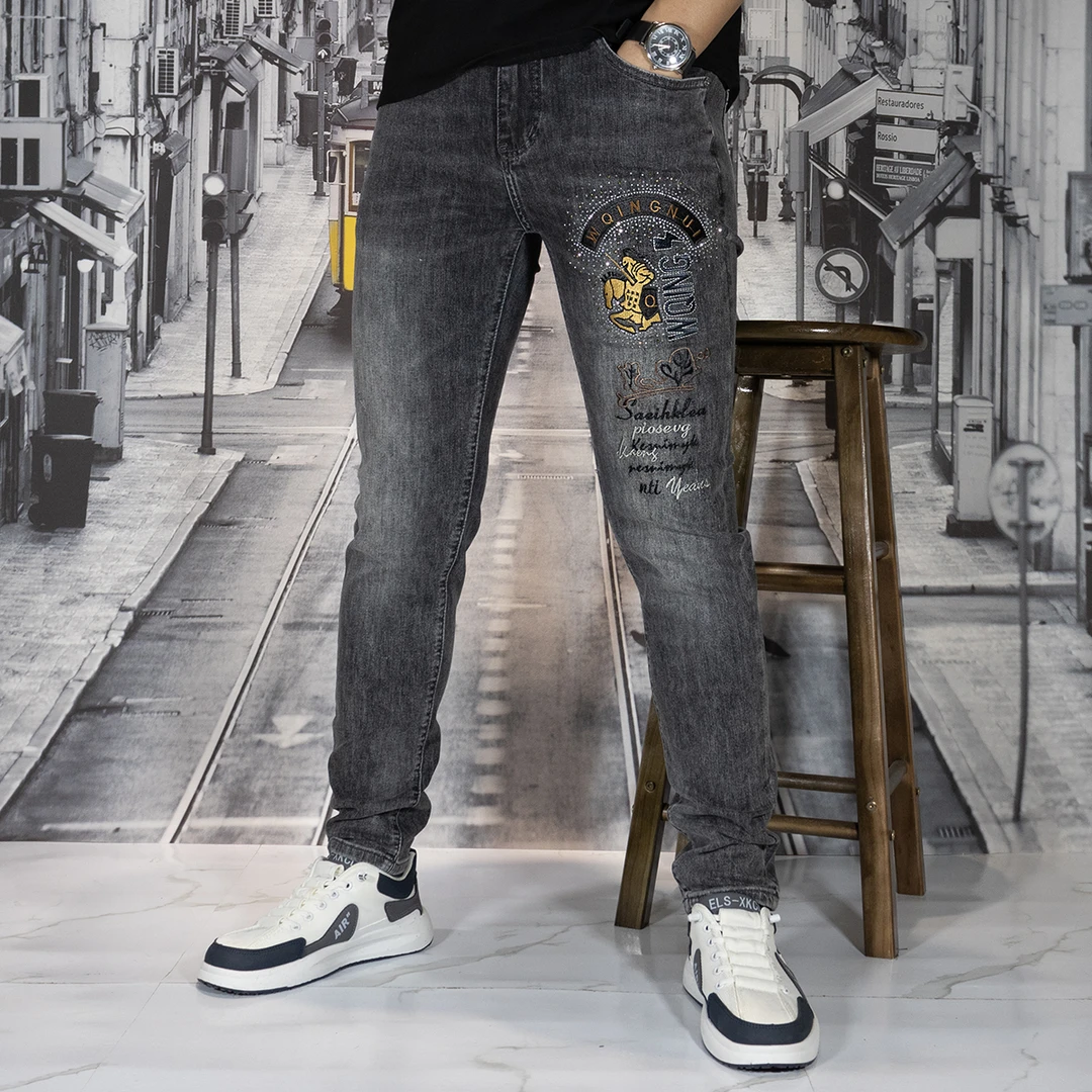 春夏新款带钻刺绣牛仔裤男士潮流时尚百搭修身烫钻个性小脚裤长裤