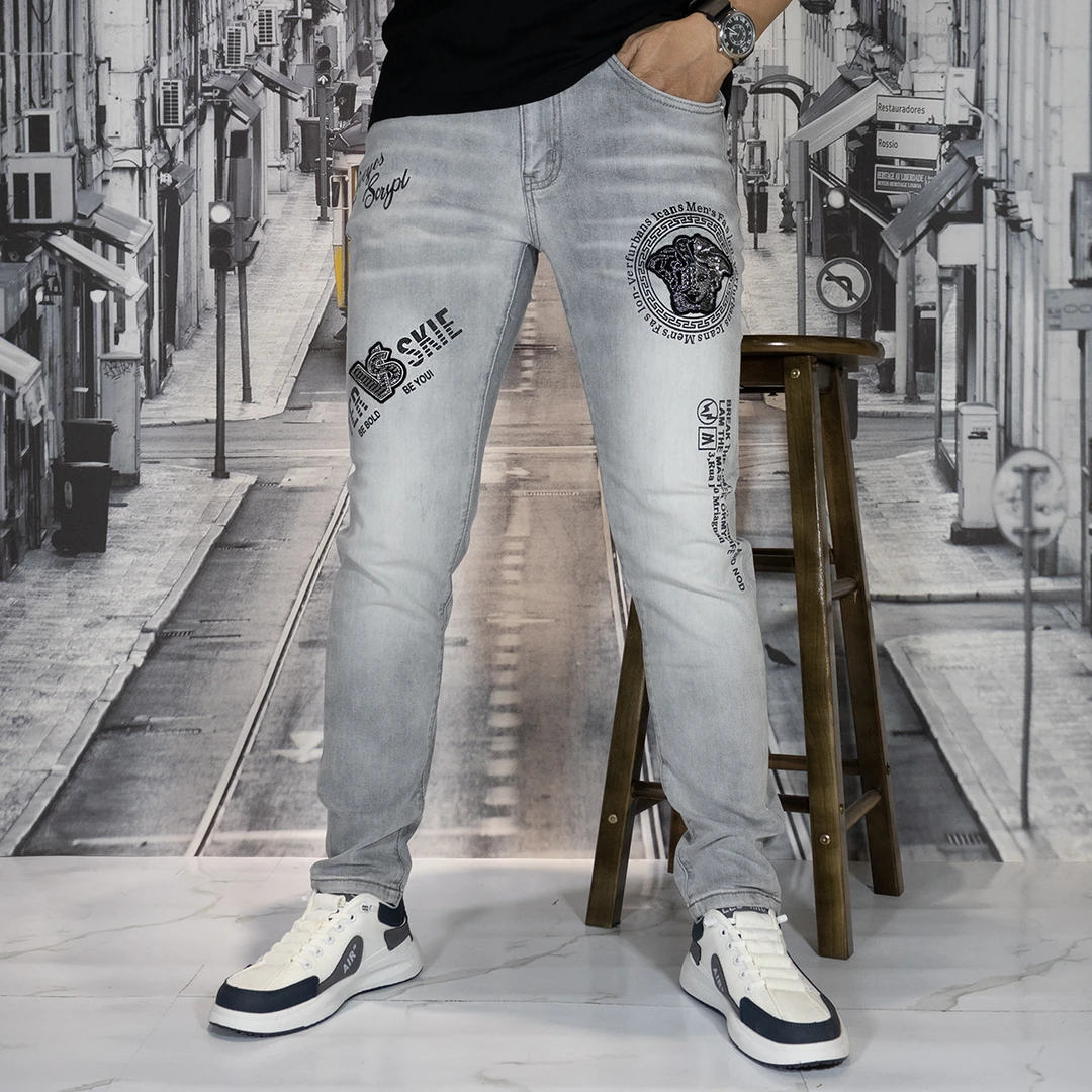 夏季新款绣标潮流牛仔裤男士2024时尚印花修身百搭个性灰色小脚裤