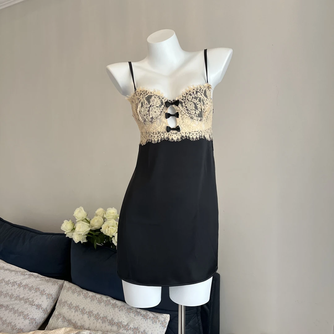 不晚|蝴蝶结性感纯欲开叉吊带睡裙露背