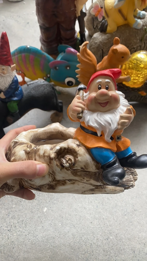 树脂红色骨头拿锄头小矮人花盆摆件