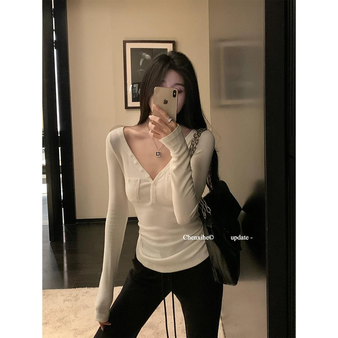 何晨曦 三色口袋装饰针织打底衫女秋大领口显瘦百搭内搭长袖上衣