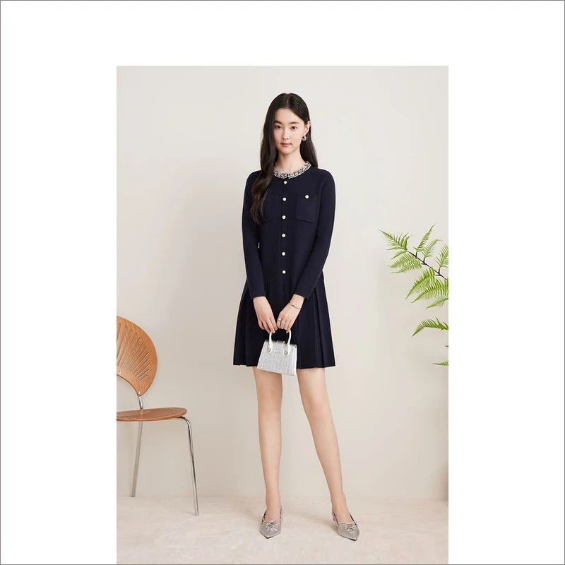 Goodland美地 新款气质轻奢小香风针织钉珠领A字连衣裙LC34306307