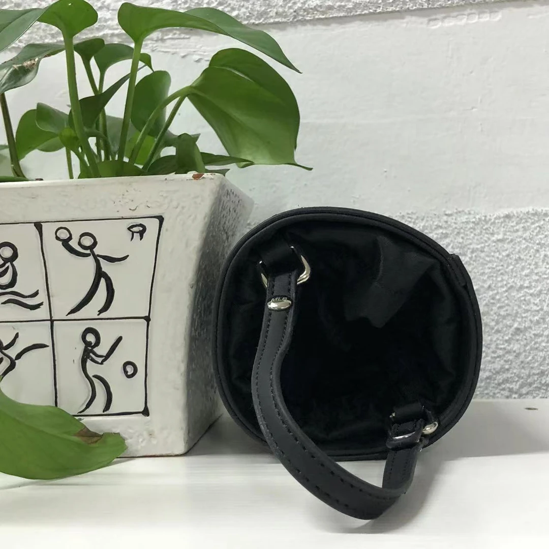 小M家的化妆包（黑色圆筒）