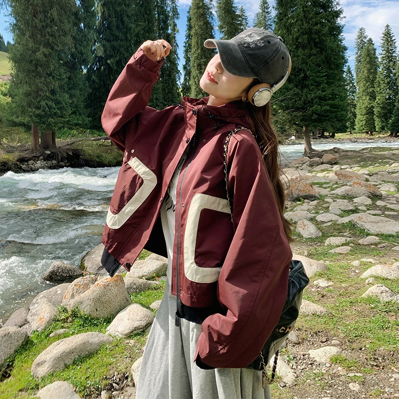 安可拉红连帽撞色拼接冲锋衣女2025春季新款夹棉加厚夹克短外套