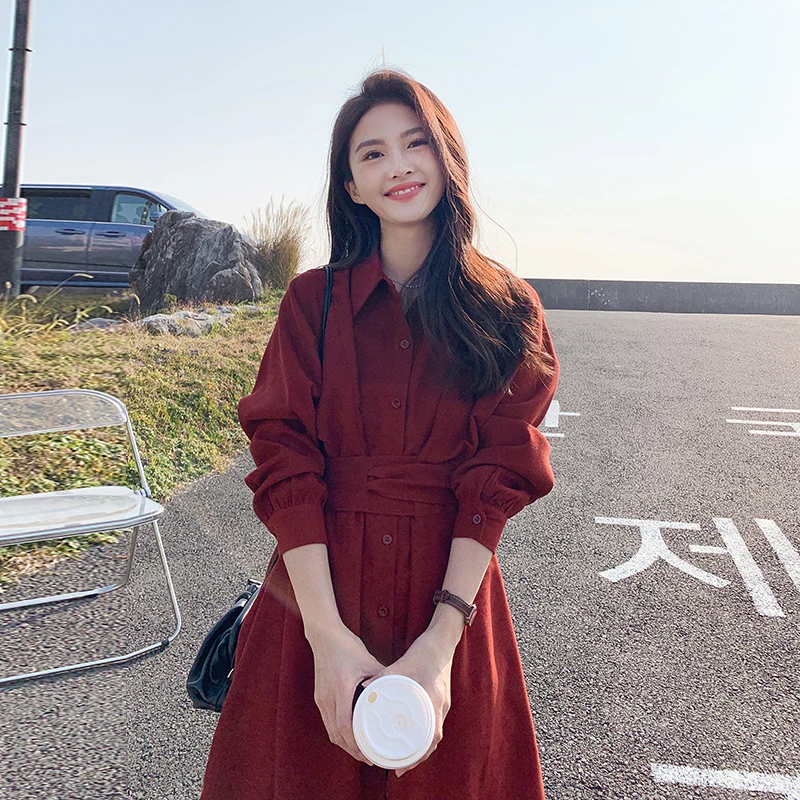 气质高级感红色灯芯绒连衣裙女春秋2024年新款法式赫本风衬衫长裙