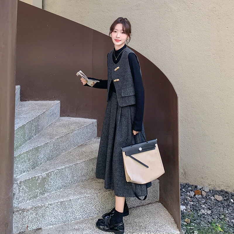 盐系穿搭时尚减龄套装女2025春新款设计感马甲半身裙打底衫三件套