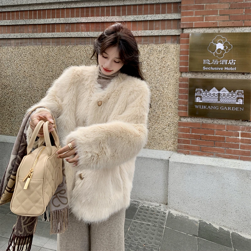 韩版米白色毛毛洋气上衣女2024冬季新款保暖宽松高级感毛绒绒外套