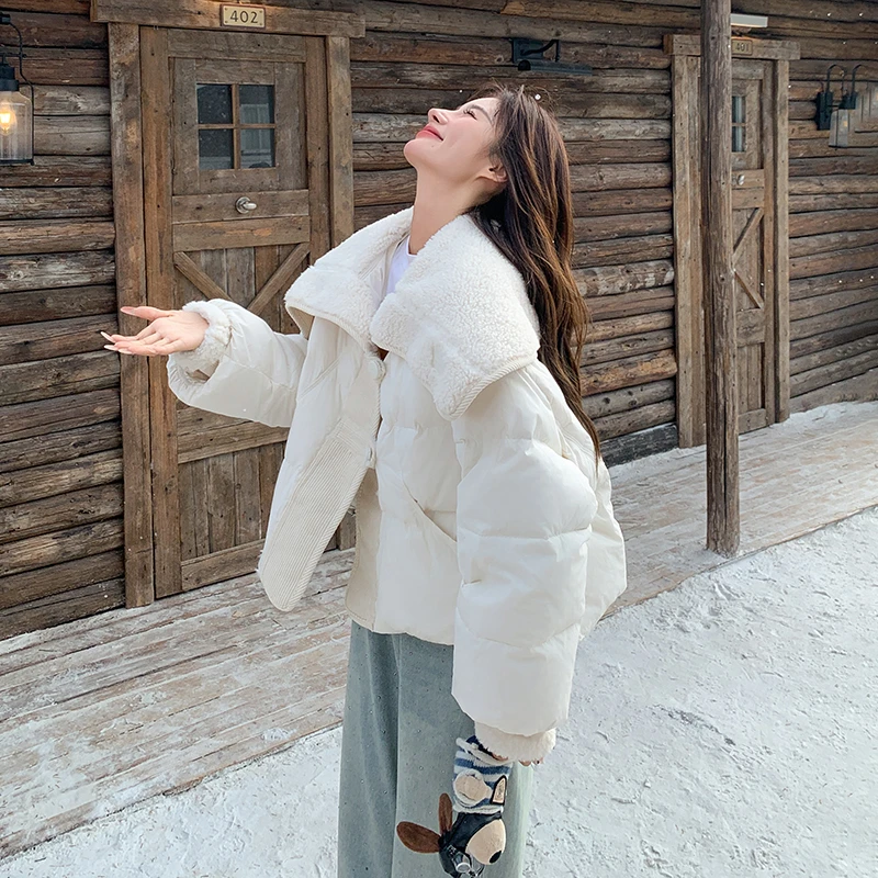 独特超好看羊羔毛大翻领白色羽绒服女2024新款冬季保暖女士短外套