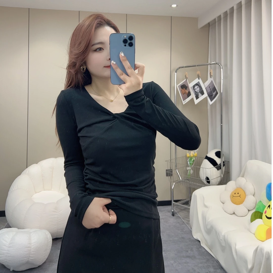 设计感红色v领长袖t恤女2024秋季新款褶皱百搭修身打底衫内搭上衣