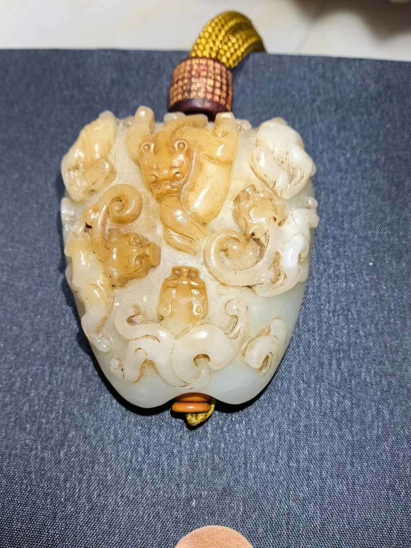 和田玉旧藏，赤龙，富甲乐子一件