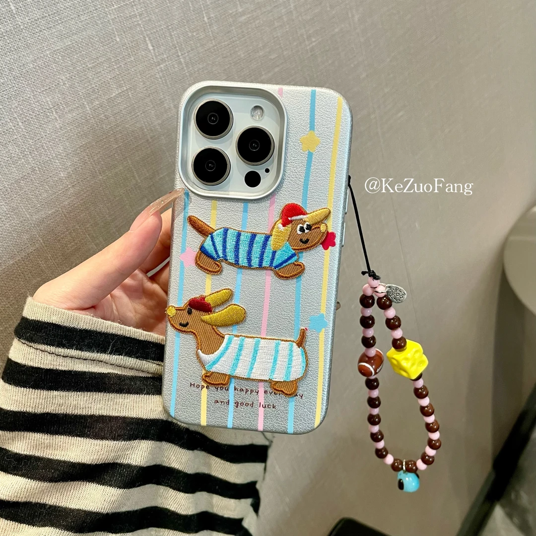 可爱刺绣腊肠狗手机壳iPhone15promax苹果14全包13防摔12软11卡通
