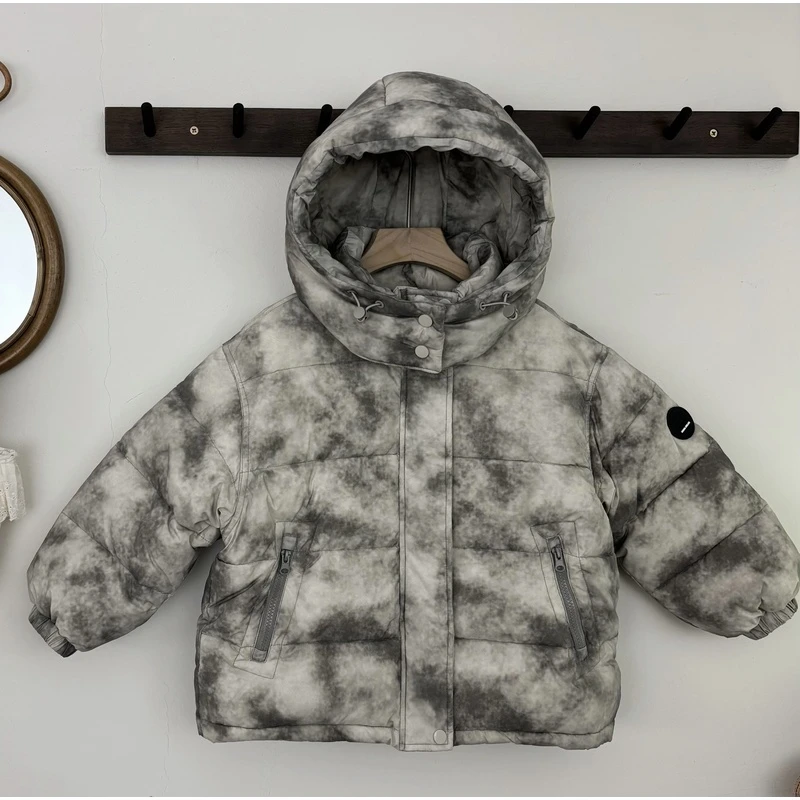 636儿童羽绒服 新国标90白鸭绒 废土风扎染贴标连帽羽绒服