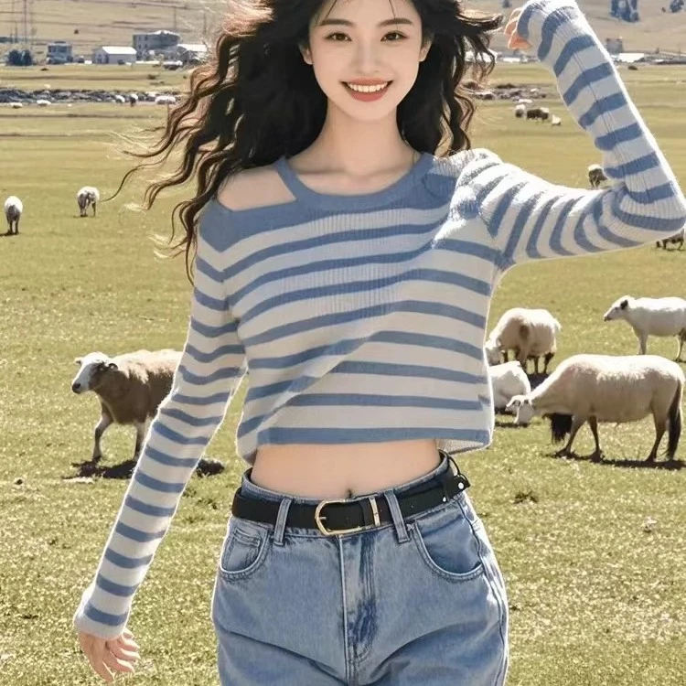 秋冬别致甜辣妹露肩长袖条纹针织打底衫女毛衣设计感高腰短款上衣