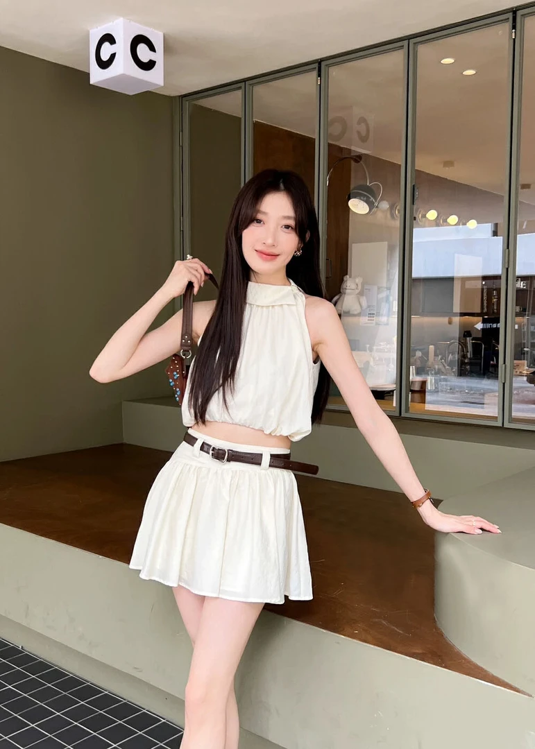 韩系温柔简约无袖挂脖花苞上衣+半身短裙两件套装